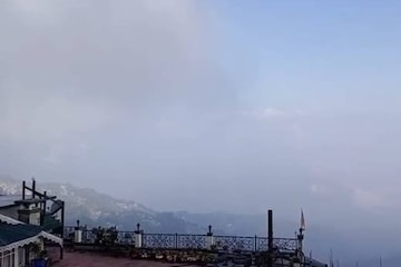 কনকনে বাতাসে অপরূপ কাঞ্চনজঙ্ঘা, ঘুম উৎসবের রঙিন দার্জিলিঙে পর্যটকদের ভিড় ছবিতে