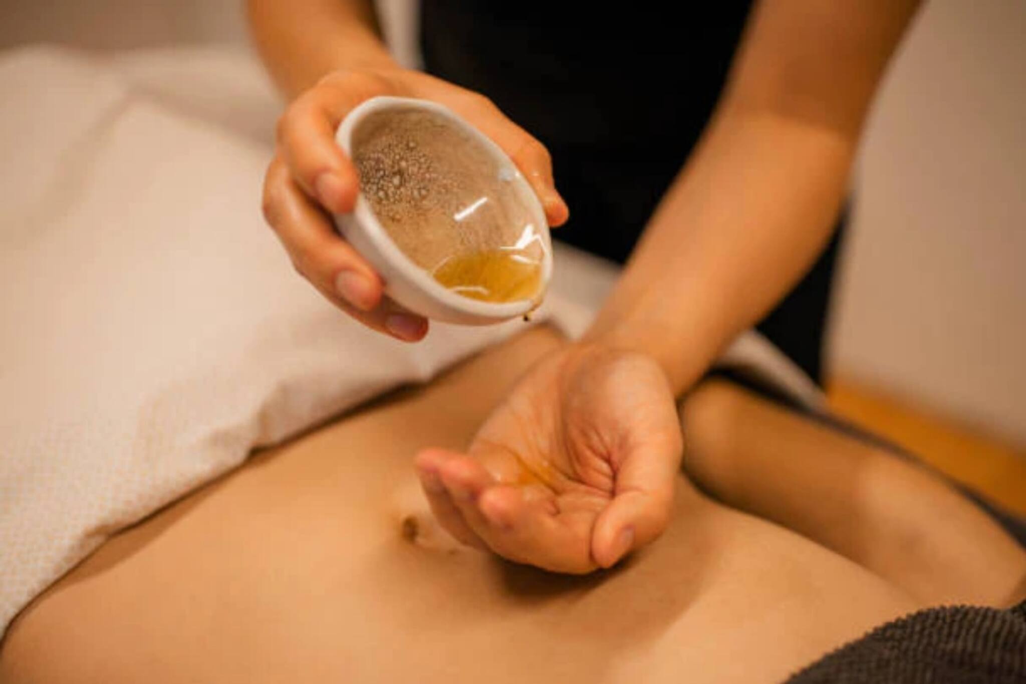 এক ফোঁটা তেলের জাদু! নাভিতে মালিশ করলে মিলবে একাধিক রোগ থেকে মুক্তি, জেনে নিন