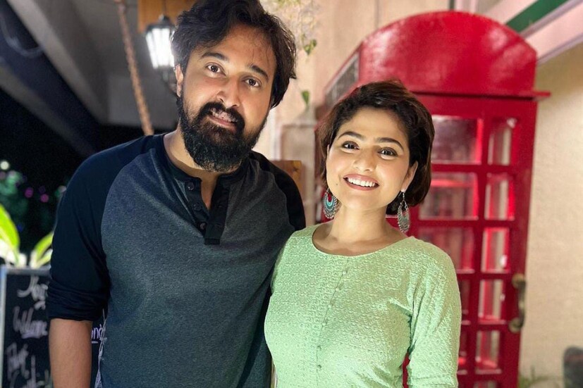 স্ট্রেচারে করে যখন তাঁকে ওটিতে নিয়ে যাওয়া হচ্ছে, তাঁর পাশে দাঁড়িয়ে ছিলেন পরিবার এবং সব্যসাচী। ঐন্দ্রিলার তখন মনে হচ্ছিল, হয়তো আর ফিরে আসবেন না তিনি। বারবার প্রশ্ন জাগছিল মনে, ''এটাই কি আমি ওদের শেষ বারের মতো দেখছি?''
