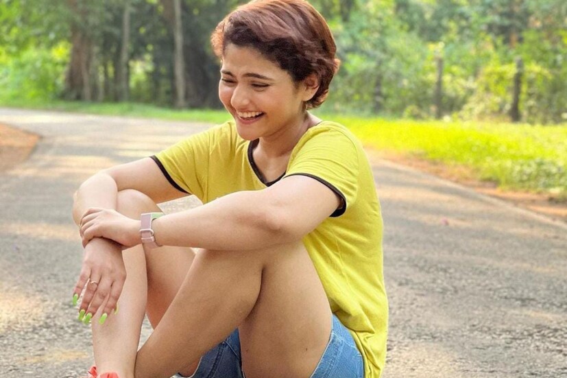 কেমোর পর চুল, ভুরু উঠে গিয়েছিল ঐন্দ্রিলার। হুইলচেয়ারে সময় কাটত। যখন শরীর একটু ভাল লাগত, তিনি মা-বাবার সঙ্গে রাস্তায় বেরোতেন। মুর্শিদাবাদে থাকতেন সেই সময়ে। আশেপাশের লোকজন তাঁর দিকে তাকাতেন অদ্ভুত ভাবে। যেন ভিনগ্রহ থেকে এসেছেন তিনি।