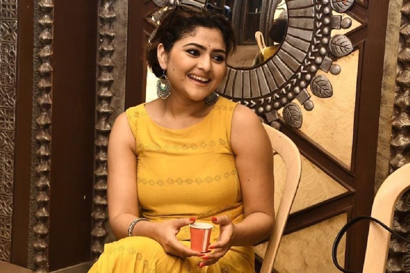 আবারও হুইলচেয়ারে জীবন কাটতে লাগল তাঁর। তার পর বাকি চিকিৎসা চলে। অনেক সময়েই মন খারাপ হত। চিৎকার করতে ইচ্ছে করত। জিনিসপত্র ভাঙতে ইচ্ছে করত। কিন্তু তিনি সবটা পেরোতে পেরেছেন বাবা, মা, দিদি এবং সব্যসাচীর জন্য। তিনি চিকিৎসকদের ধন্যবাদ জানান তিনি জোশ টকস-এর মঞ্চে। মনের জোরের পাশাপাশি তাঁদের অবদান ছাড়া এই লড়াইটা তিনি লড়তে পারতেন না বলে ঐন্দ্রিলার বিশ্বাস।