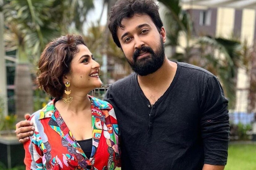 মা-বাবা-দিদি ছাড়াও প্রেমিক সব্যসাচী চৌধুরী তাঁর পাশে ছিলেন। সবার জন্যেই চিকিৎসা করাতে রাজি হন। লড়াইটা আবার লড়তে হবে। চারটি কেমোর পর অপারেশন। তার আগে চিকিৎসক অভিনেত্রীকে ডেকে বলেন, ''এটা তোমার জীবন। তুমি সিদ্ধান্ত নেবে অপারেশনটা করাবে কিনা। কারণ এটার একটা সম্ভাবনা রয়েছে যে আমরা ওটিতে গেলাম, তুমি আর ফিরে এলে না।'' বাঁচার তাগিদে এক মিনিটও সময় নষ্ট না করে রাজি হয়ে যান তিনি।