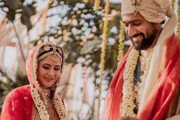 বিয়ের মণ্ডপে হঠাৎ ঝগড়া ভিকি-ক্যাটের দুই পরিবারে! চিৎকার শুনে হতবাক কনে, কী কারণ বিয়ের মণ্ডপে হঠাৎ ঝগড়া ভিকি-ক্যাটের দুই পরিবারে! চিৎকার শুনে হতবাক কনে, কী কারণ