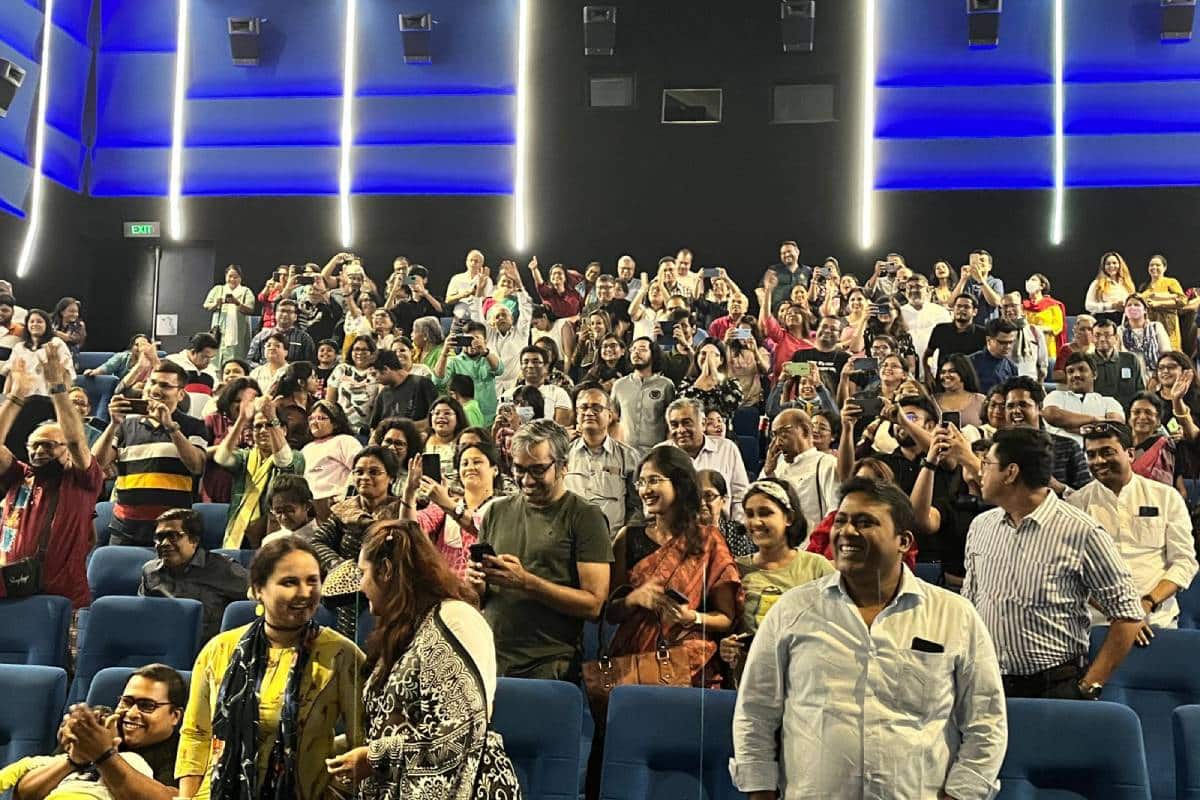খুব সহজেই তিন কোটির বেশি আয় করে ফেলতে পারবে ছবিটি। এখনও পর্যন্ত প্রত্যেকটা প্রেক্ষাগৃহই প্রায় হাউজফুল।
