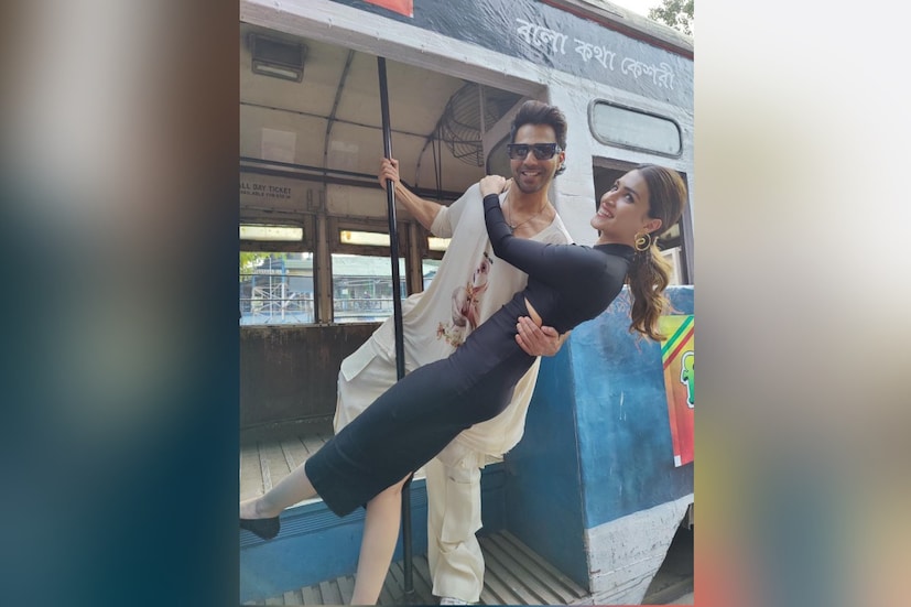 ছবির নায়ক-নায়িকা ট্রামে চড়ে কলকাতা দর্শন করলেন। ঘুরে গেলেন ভবানীপুর কলেজেও। মাস ছয়েক আগে 'যুগ যুগ জিও' ছবির প্রচারে এসে ট্যাক্সি চেপেছিলেন বরুণ। তাই বোধহয় প্রসেনজিৎ বরুণের কাঁধে হাত রেখে বললেন, ''বরুণ তো আমাদেরই ছেলে। ওকে বলেছি, কলকাতা এলেই আমাকে মেসেজ করবে।''