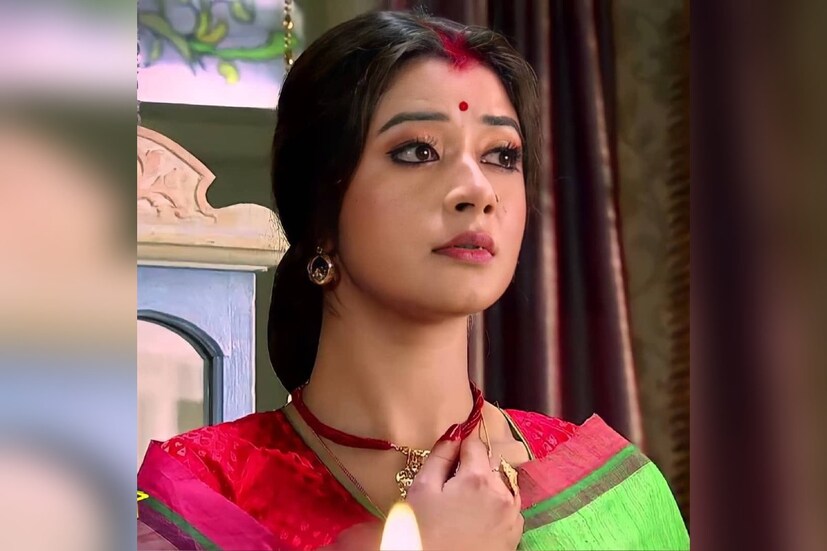 তার কিছু দিন পরেই শ্রীপর্ণার মায়ের মৃত্যু হয়। কিন্তু তাঁকে অভিনয় চালিয়ে যেতে হয়েছে। নয়তো কাজ থেকে বাদ দিয়ে দেওয়া হবে যে! চিকিৎসক ডেকে তাঁকে বলছেন, ''আর আমাদের হাতে কিছু নেই, ভগবান জানেন।'' এই কথা শুনেও ক্যামেরার সামনে অন্য চরিত্র ফুটিয়ে তুলতে হচ্ছে।