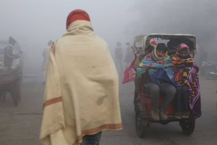 পার্বত্য এলাকা বাদ দিয়ে উত্তরবঙ্গ ও দক্ষিণবঙ্গের বাকি জেলায় বৃষ্টির কোনও সম্ভাবনা নেই। তাপমাত্রা প্রায় একই রকম থাকবে। জেলায় জেলায় হালকা শীতের আমেজ সকালে ও সন্ধ্যায়। আগামী সপ্তাহের মাঝামাঝি থেকে শীতের আমেজ একটু বাড়বে, তাপমাত্রা ক্রমশ কমবে। সকালের দিকে হালকা কুয়াশা এবং শিশির পড়তে পারে বেশ কিছু এলাকায়। দক্ষিণবঙ্গের পশ্চিমের জেলা এবং উত্তরবঙ্গের জেলাগুলিতে তাপমাত্রা অপেক্ষাকৃত কম থাকবে। 