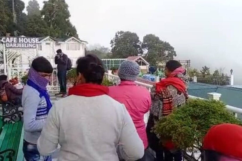 পর্যটকেরা মজেছে মরসুমের ঠাণ্ডায়। তাপমাত্রা আরো নামার সম্ভাবনা। ডেলো, শিলারিগাঁও, ইচ্ছেগাঁওয়ে পর্যটকদের ভিড়।