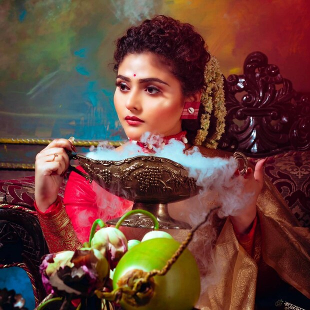 হাওড়ার হাসপাতাল সূত্রে খবর, ঐন্দ্রিলার শারীরিক পরিস্থিতির কোনও পরিবর্তন হয়নি। তাঁর অবস্থা এখনও আশঙ্কাজনক। ব্রেন স্ট্রোকের ফলে মাথায় রক্তজমাট বেঁধেছিল অভিনেত্রীর। মঙ্গলবার রাতেই সেটি অস্ত্রোপচার করা হয়েছে। সেই থেকে কোমায় রয়েছেন নায়িকা।