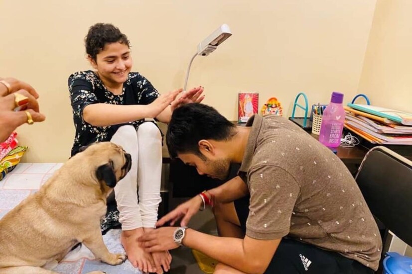 ব্যস্ত রুটিনের ফাঁকে সামান্য সময় পেলেই তাদের সঙ্গে সময় কাটাতেন অভিনেত্রী। লেন্সবন্দি হত খুনসুটির মুহূর্তরা।