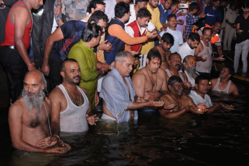 তবে এ বছর মঙ্গলবার পূর্ণগ্রাস চন্দ্রগ্রহণ আছে৷ তাই প্রচলিত রীতি নীতি অনুযায়ী অনেক পুজোবিধিই স্থগিত থাকবে৷