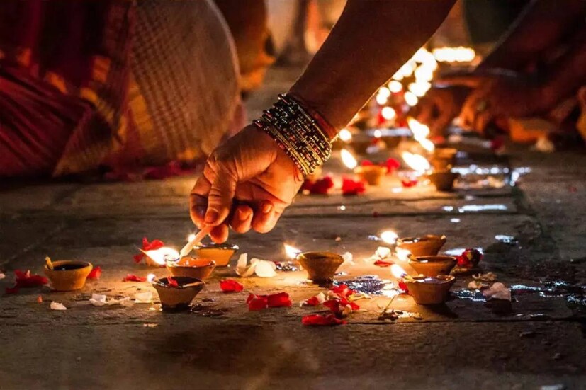 কার্তিক পূর্ণিমা তথা রাসযাত্রা৷ একে শারদ পূর্ণিমাও বলা হয়৷ এই তিথিতে ভারতের বিভিন্ন অংশে পালিত হয় দেব দীপাবলি৷