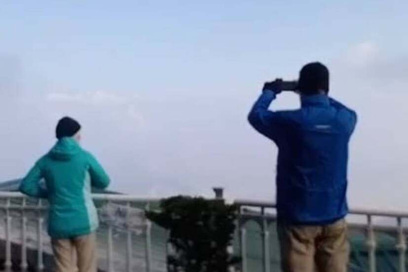 মাঝে মাঝে অবশ্য মেঘের দল এসে ঢেকে দিচ্ছে কাঞ্চনজঙ্ঘাকে৷ সঙ্গে কনকনে হাওয়া বইছে।