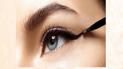 বাড়িতে খুব সহজেই আইলাইনার তৈরি করা যায় বাড়িতে খুব সহজেই আইলাইনার তৈরি করা যায়