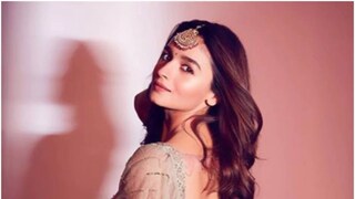 কন্যাসন্তানের জন্মের খবরও খুব সুন্দর করে শেয়ার করেছিলেন আলিয়া