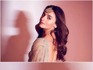 কন্যাসন্তানের জন্মের খবরও খুব সুন্দর করে শেয়ার করেছিলেন আলিয়া