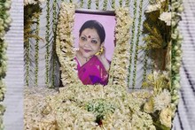 ছবি ঘিরে ফুলের মালা, অভিনেত্রী সোনালি চক্রবর্তীর পারলৌকিক ক্রিয়ায় শ্রদ্ধাঞ্জলি