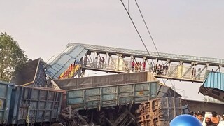 যাত্রী মহলে প্রশ্ন উঠতে শুরু করেছে পণ্যবাহী ট্রেনের বদলে, যাত্রিবাহী ট্রেন থাকলে কী ধরণের দুর্ভোগ ঘটত?