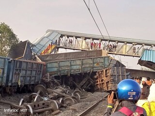 যাত্রী মহলে প্রশ্ন উঠতে শুরু করেছে পণ্যবাহী ট্রেনের বদলে, যাত্রিবাহী ট্রেন থাকলে কী ধরণের দুর্ভোগ ঘটত?