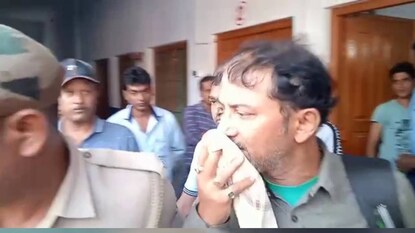 পঞ্চম শ্রেণীর ছাত্রীদের স্কুল থেকে ব্যাগ দেওয়ার কাজ করছিলেন অভিযুক্ত ওই কেরানি পঞ্চম শ্রেণীর ছাত্রীদের স্কুল থেকে ব্যাগ দেওয়ার কাজ করছিলেন অভিযুক্ত ওই কেরানি