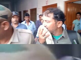 পঞ্চম শ্রেণীর ছাত্রীদের স্কুল থেকে ব্যাগ দেওয়ার কাজ করছিলেন অভিযুক্ত ওই কেরানি