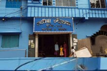 শহর জুড়ে বেআইনি নির্মাণ ভাঙার কাজ শুরু কাটোয়া পুরসভার, এই অভিযান চলবে
