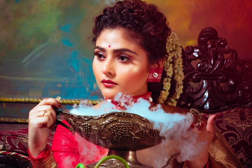 সনাতনী ঐতিহ্যবাহী এই রূপেই সকলকে বার্তা দিয়েছিলেন ঐন্দ্রিলা, পুজো আসছে।