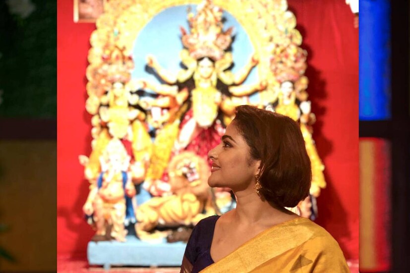 দশভুজার সামনে দাঁড়িয়ে মহাষ্টমী পুজোর সাক্ষী ছিলেন ঐন্দ্রিলা। সকলকে জানিয়েছিলেন শারদ শুভেচ্ছা।
