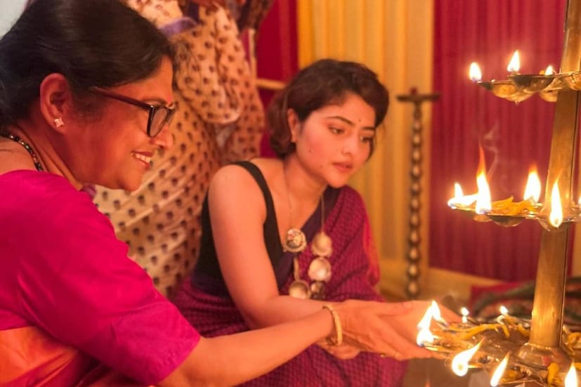 আগুনের পরশমণির স্পর্শে তিনি সারা রাত ফুটিয়ে তুলেছেন নতুন নতুন তারা।