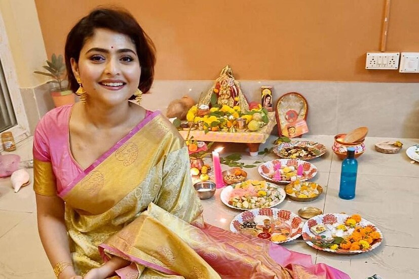 পুজো আসে। পুজো যায়। রয়ে যায় ঐন্দ্রিলার সদাহাস্য মুখখানি।