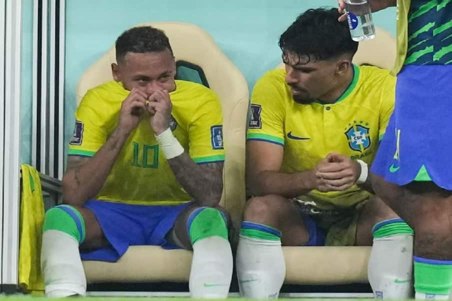  তাহলে কি এই বিশ্বকাপেও ব্রাজিলিয়ান তারকার খেলা হল না এই প্রশ্নই এখন ঘুরে বেড়াচ্ছে৷ ২০১৪ সালে সুপারস্টার কলম্বিয়া ম্যাচে জুনিগার ট্যাকেলের পর আর খেলতে পারেননি৷ ২০১৮ তে ঘরের মাঠে জার্মানির কাছে লজ্জার হারের ম্যাচেও খেলতে পারেননি৷ এবারেও কি তাহলে প্রথম ম্যাচেই সেই অশনি সংকেত৷
