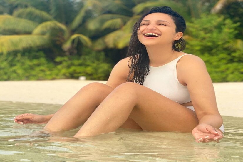 অভিনয়ের পাশাপাশি ফ্যাশনেও কম যান না বলিউডের জনপ্রিয় অভিনেত্রী পরিণীতি চোপড়া। সম্প্রতি উঁচাই ছবিতে কাজ করলেন তিনি। আপাতত ছুটির মুডে রয়েছেন। সাদা বিকিনি পরে জলকেলি করার ছবি ভাইরাল হয়েছে সোশ্যাল মিডিয়ায়। 