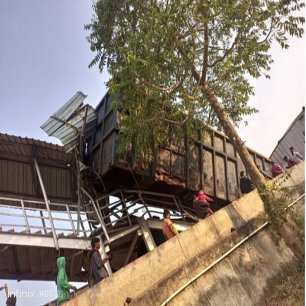ওড়িশার ভদ্রকের কাছে ভয়াবহ দুর্ঘটনা৷ দ্রুত গতিতে ছুটে আসা মালগাড়ি লাইনচ্যুত হয়ে প্ল্যাটফর্মের ওভারব্রিজে উঠে গেল বগি! লন্ডভন্ড হয়ে গেল গোটা স্টেশন৷