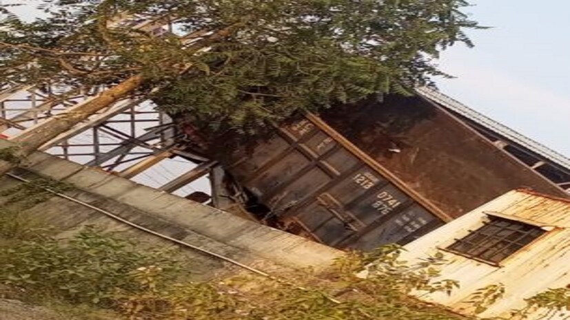 ভয়াবহ এই দুর্ঘটনার জেরে পশ্চিমবঙ্গের সঙ্গে দক্ষিণ ভারতের রেল যোগাযোগ বিচ্ছিন্ন হয়ে পড়েছে৷ বিপর্যস্ত দক্ষিণ পূর্ব শাখায় ট্রেন চলাচল৷ 