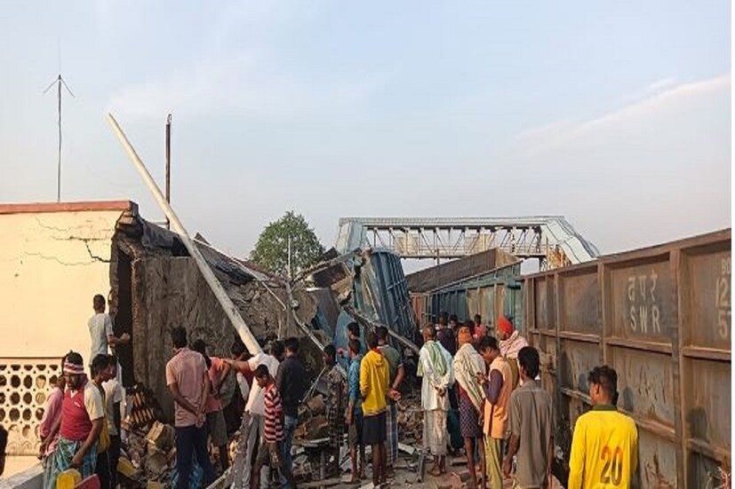 দুর্ঘটনার জেরে কার্যত লন্ডভন্ড হয়ে গিয়েছে কোড়াই স্টেশন৷ রেললাইনের উপরে একের পর এক বগি অন্যটির ঘাড়ে উঠে যায়৷ রেল লাইন টপকে একাধিক কামরা প্ল্যাটফর্মেও উঠে যায়৷ ঘটনাস্থলে পৌঁছেছে রেলের উদ্ধারকারী দল৷ 