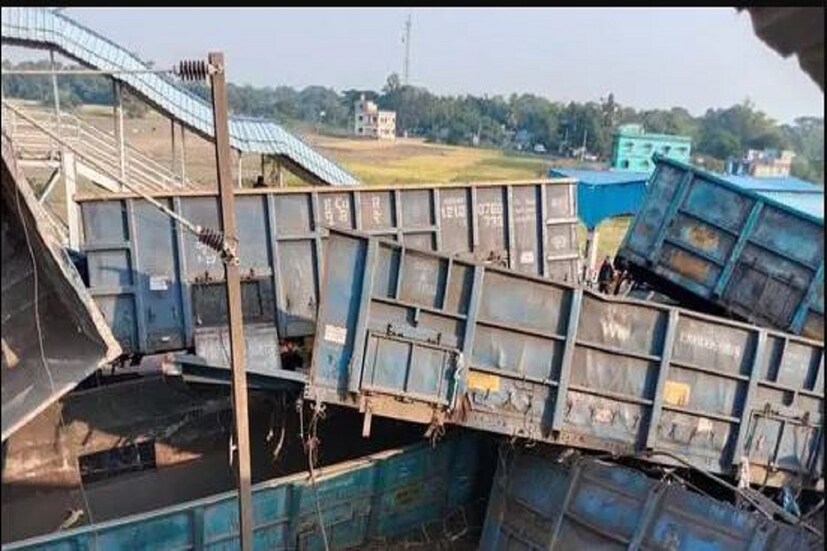ইস্ট কোস্ট রেলের অন্তর্গত ভদ্রক- কাপিলাস সেকশনের কোড়াই স্টেশনে সকাল পৌনে সাতটা নাগাদ এই দুর্ঘটনা ঘটে৷ যার ফলে আপ এবং ডাউন দু'টি লাইন অবরূদ্ধ হয়ে পড়ে৷ 