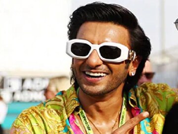 Who are you F1 anchor asked question to Ranveer Singh , viral video