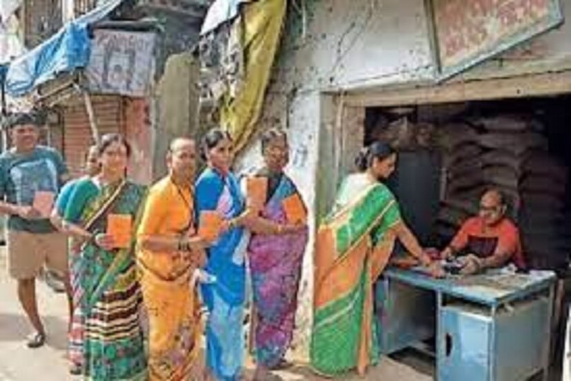 রেশন কার্ড সংক্রান্ত সমস্যার জন্য ১৯৪৭ নম্বরে কল করুন ৷ কেন্দ্রীয় সরকারের উদ্যোগে অন্যদ্বয় রেশন কার্ড (Anyodya Ration Card Holders) ২১ কেজি গম ও ১৪ কেজি চাল দেওয়া হবে ৷ প্রতীকী ছবি ৷