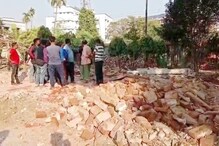 আগাছা পরিষ্কার করতে গিয়ে 'গায়েব' গোটা স্কুল! মারাত্মক অভিযোগ বর্ধমানে আগাছা পরিষ্কার করতে গিয়ে 'গায়েব' গোটা স্কুল! মারাত্মক অভিযোগ বর্ধমানে
