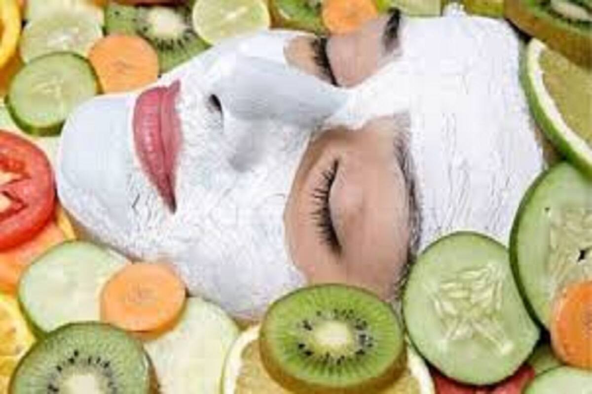 ক্লিনজিং মাস্ট: বিউটি প্রোডাক্ট সঠিকভাবে কাজ করার জন্য ক্লিনজিং আবশ্যক। ভাল মেকআপের জন্যও পরিষ্কার মুখ দরকার। নোংরা এবং ময়লা থেকে পরিত্রাণ পেতে প্রতি রাতে বিছানায় যাওয়ার আগে হালকা ক্লিনজার ব্যবহার করতে হবে। প্রতীকী ছবি ৷