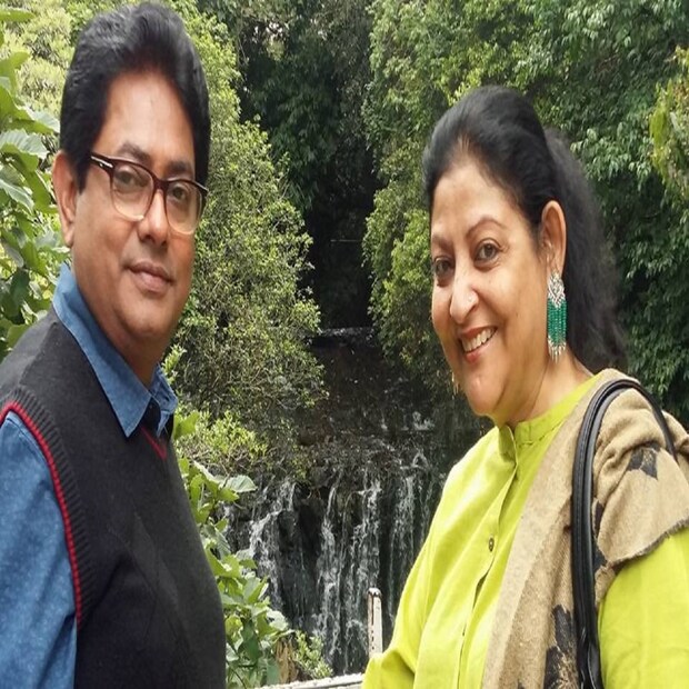 বাংলা টেলিভিশনের অত্যন্ত জনপ্রিয় জুটি শঙ্কর চক্রবর্তী ও তাঁর স্ত্রী সোনালি চক্রবর্তী ৷ একসঙ্গে জীবনের অনেক চড়াই উতরাই পার করেছেন তাঁরা ৷ সেই সমস্তকে ছাপিয়ে ৩১ অক্টোবর ২০২২,  ভোরবেলায় চলে গিয়েছলেন সোনালি চক্রবর্তী ৷ ছবি সৌজন্যে ফেসবুক ৷