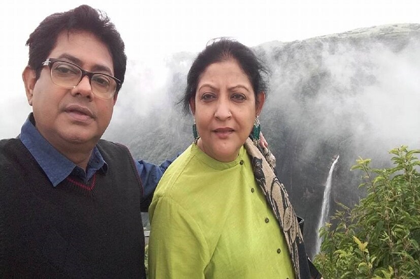 দীর্ঘ সময় ধরেই নানান ধরনের শারীরিক সমস্যায় ভুগছিলেন সোনালি চক্রবর্তী ৷ দীর্ঘ লড়াই শেষ হয়ে যায় ৩১ অক্টোবর ২০২২, ভোর ৪.০৫-এ ৷ বাইপাসের এক বেসরকারি হাসপাতালে শেষ নিঃশ্বাস ত্যাগ করেন সোনালি চক্রবর্তী ৷ ছবি সৌজন্যে ফেসবুক ৷