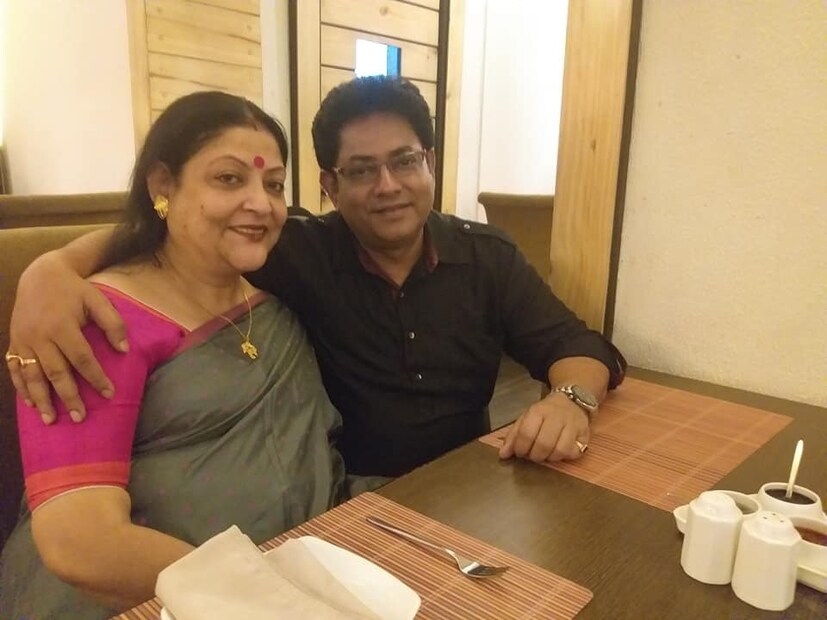 সুখে দুঃখের সংসারে দিন কেটেছে তাঁদের বেশ ৷ দিন পনেরো আগে দীপাবলির ছবি ফেসবুকে পোস্ট করে শঙ্কর চক্রবর্তী লিখেছিলেন দীপাবলিতে শখ হল তাই জ্বালালেন ফুলঝুরি ৷ ছবি সৌজন্যে ফেসবুক 