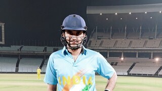 ৯৯ নম্বর জার্সি পড়ে ইডেনের ২২ গজে মহারাজের বাপি বাড়ি যা ৯৯ নম্বর জার্সি পড়ে ইডেনের ২২ গজে মহারাজের বাপি বাড়ি যা