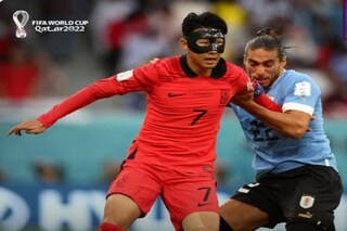 দক্ষিণ কোরিয়ার সং কে আটকে রাখলেন উরুগুয়ের ডিফেন্ডার