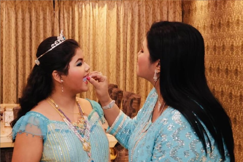 *মধ্যরাতে কেক কেটে শুরু হয়েছে জন্মদিন উদযাপন। ঠিক যেমন ছিল কেকের রঙ, তেমনই রঙে সেজেছিলেন শোভন চট্টোপাধ্যায়, বৈশাখী বন্দ্যোপাধ্যায় এবং রিলিনা অর্থাৎ আদরের ছোট্ট মহুল। এ বারের থিম কালার আকাশী নীল। 