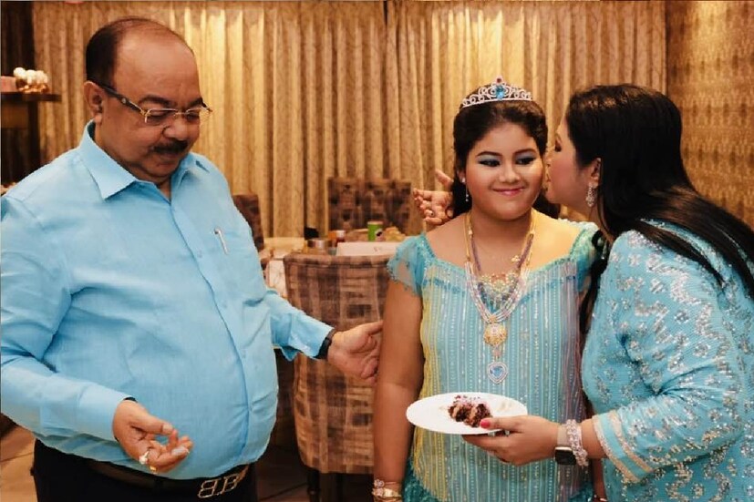 *কেক কাটার পরে মেয়েকে আদর মা বৈশাখী বন্দ্যোপাধ্যায়ের। 