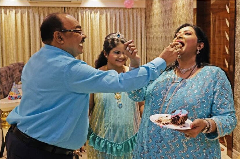 *বৈশাখী বন্দ্যোপাধ্যায়কে কেক খাইয়ে দিচ্ছেন শোভন চট্টোপাধ্যায়। পাশেই জন্মদিনের সাজে মহুল। 
