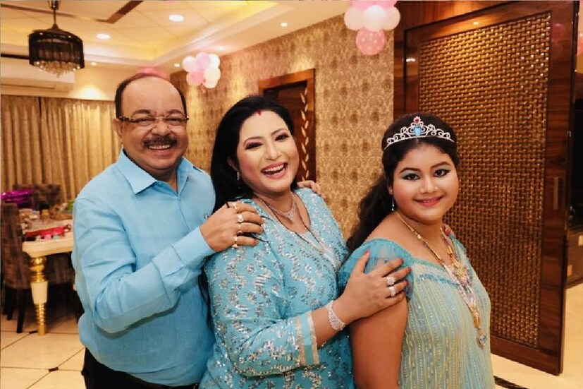 *নীলে নীল। হাসি মুখে ক্যামেরার সামনে পোজ দিচ্ছেন শোভন চট্টোপাধ্যায়, বৈশাখী বন্দ্যোপাধ্যায় এবং ছোট্ট মহুল। 