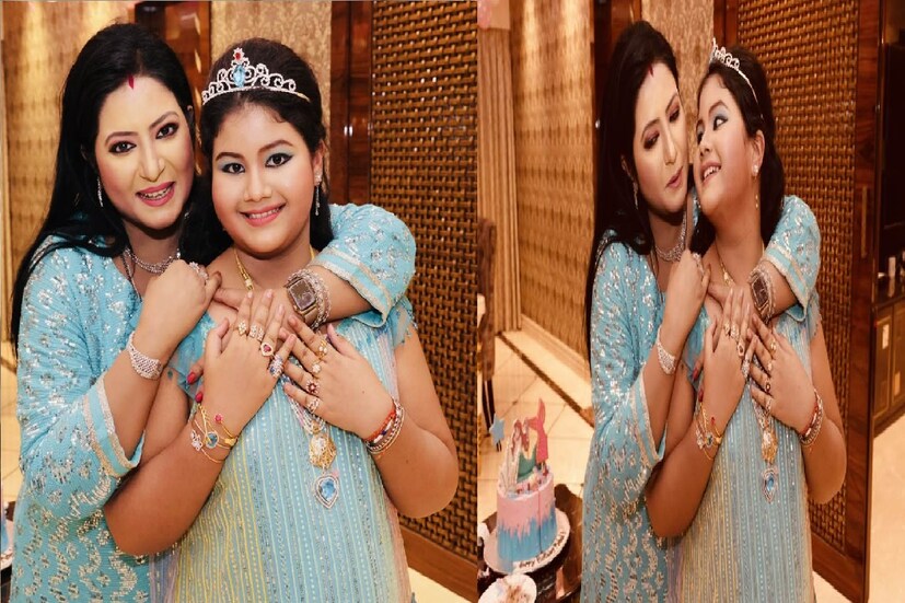 *মা-মেয়ের আদর। বৈশাখী-মহুলের রঙ মেলানো পোশাকে আদুরে ছবি। 
